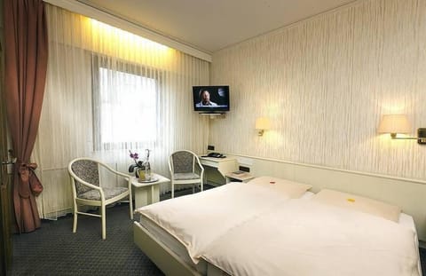 Double Room, 1 Double Bed, Non Smoking | In-room safe, desk, rollaway beds, free WiFi