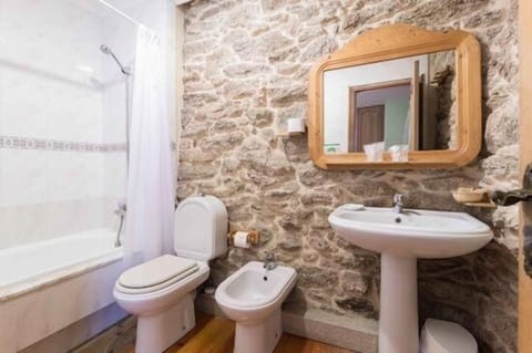 Comfort Double Room (3) | Bathroom | Bathtub, free toiletries, hair dryer, towels
