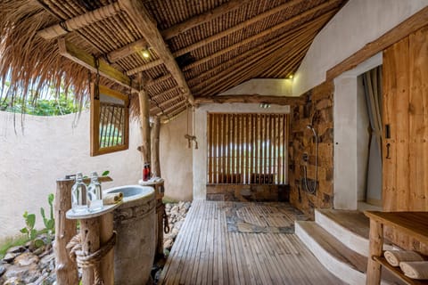 Shower, rainfall showerhead, free toiletries, hair dryer