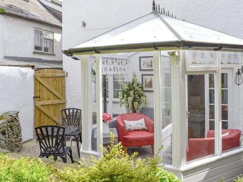 Light and airy conservatory | Harbour Hideaway, Ilfracombe