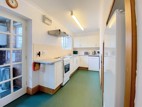 Lovely well-fitted kitchen | Sweet Coppin - The Old Kennels Holidays, Ledbury