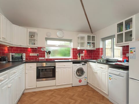 Well-equipped kitchen | Swallows&rsquo; Nest, Wool, near Wareham