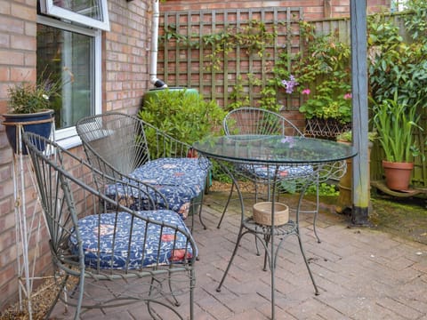 Sitting-out-area | Overland Cottage, Holt