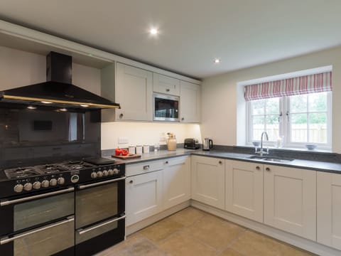 Kitchen with range style cooker | White Lodge Cottage, Carlton Miniott, near Thirsk