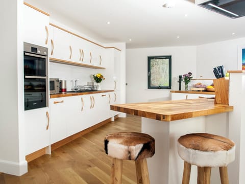 Fully-appointed kitchen with breakfast area | Strathspey Lodge, Duthil, Carrbridge, near Aviemore