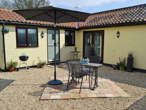 Enclosed courtyard with patio and garden furniture | Pheasant Lodge, Welborne, near Dereham