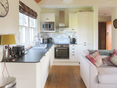 Open plan living space | Farragon Cottage - Lick Estate, Foss, near Pitlochry