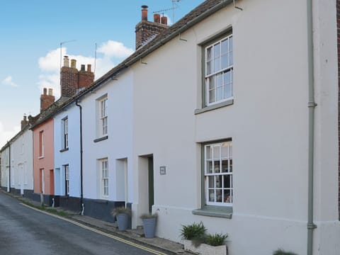 Traditional brick and flint terraced cottage | Sea Breeze, Blakeney