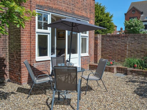 Gravelled area and table and chairs | Three The Boulevard, Sheringham
