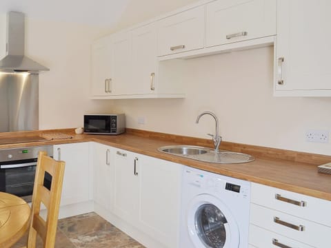 Lovely fitted kitchen | The Old Dairy - Dunstall Lodge Barns, Sutton-on-Trent