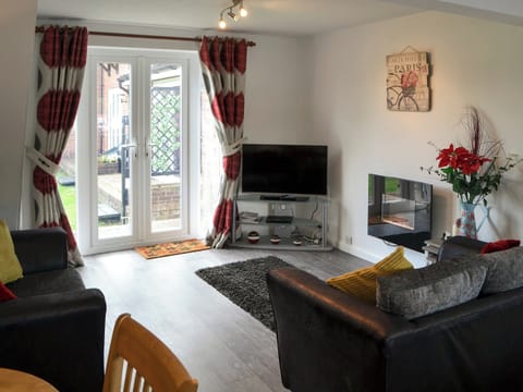 Comfortable lounge with 40&rdquo; Freeview TV | Pottergate Cottage, Wroxham