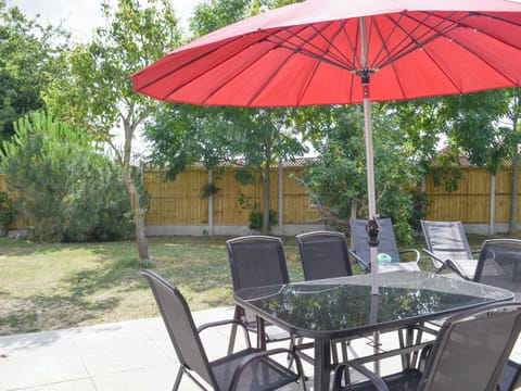 Paved patio area with outdoor furniture | Golf Road, Mablethorpe, near Skegness