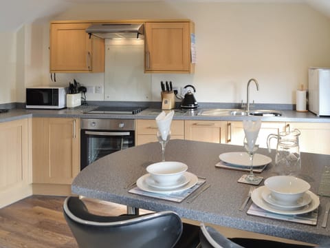 Kitchen and breakfast area | Knights Den, Port Isaac