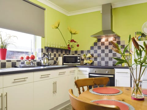 Well-equipped fitted kitchen with dining area | Lena&rsquo;s Lodge, Camer&rsquo;s Green, Berrow, near Malvern