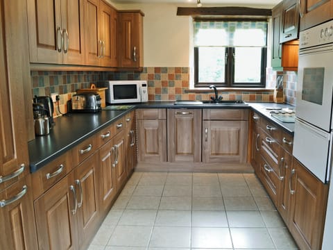 Well equipped kitchen | Stowford Barton Cottage - Swallows Nest - Stowford Barton Cottages, Stowford, Okehampton