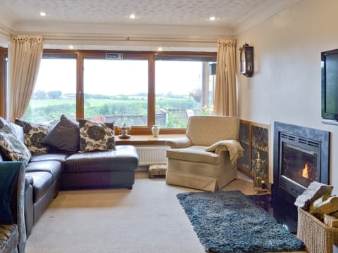 Living room/dining room | Woodend Bungalow, Huthwaite, nr. Sutton-in-Ashfield