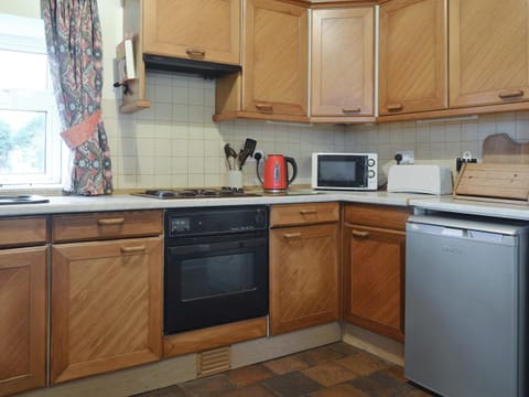 Well-equipped fitted kitchen | The Cottage Gallt y Balch, Bodorgan