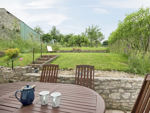 Lawned garden with patio and garden furniture | Little Orchard, High Littleton, near Bath