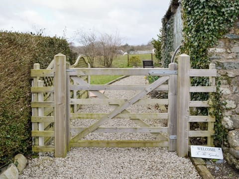 Entrance to the communal garden | Ty Bach Twt, Dyffryn Ardudwy, near Barmouth