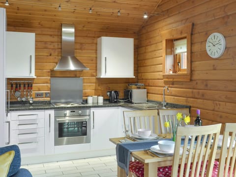 Well-equipped fitted kitchen | Seascape, Staffin