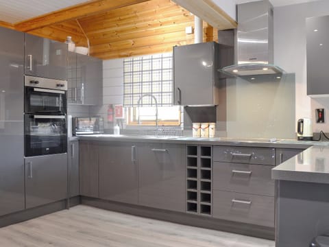 Well equipped kitchen | Quarry Lodge, Munsley, near Ledbury