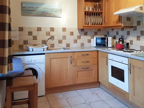 Lovely well appointed kitchen | Hendy, Aberdaron, Lleyn Peninsula