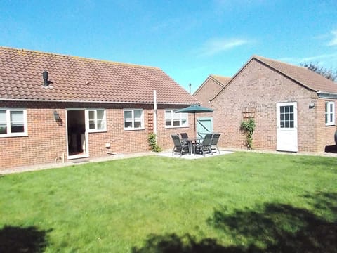 Enclosed lawned rear garden | The Chase, Walcott, near North Walsham