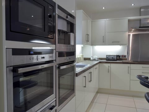 Well equipped kitchen | Hafan Dawel, Stepaside, near Saundersfoot