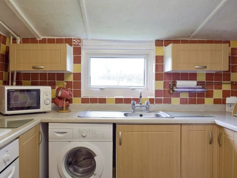 Fully appointed fitted kitchen | Ty-Gwyn, Cynheidre, near Llanelli