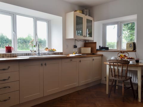 Kitchen and breakfast area | Tre Anna Lodge, Dwyran, near Llanfairpwllgwyngyll
