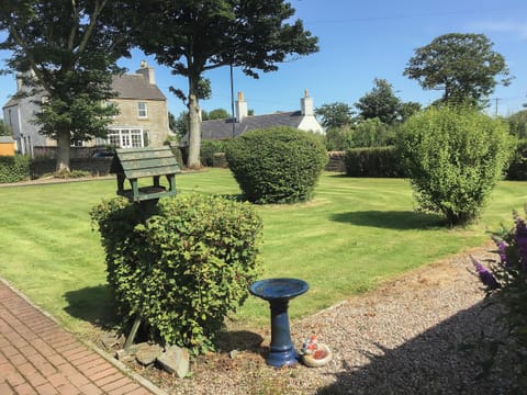 Lovely lawned garden | Gladstone Cottage, Castletown, near Thurso