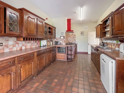 Well equipped kitchen | Neuaddlas Country House, Tregaron, near Aberystwyth