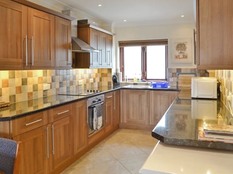Well-equipped fitted kitchen | Harbour View, Castletown
