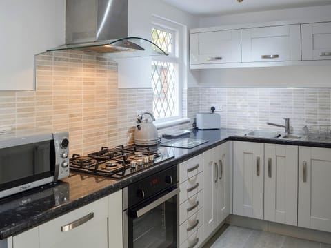 Lovely well-appointed kitchen | Llwynon Cottage, Llandudno