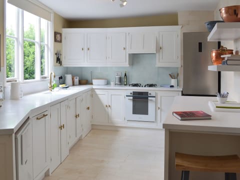 Well-equipped fitted kitchen | Chapel Street, Penzance