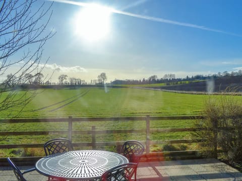 Sitting-out-area | Strathisla Farm Cottages- Osprey Cottage - Strathisla Farm Cottages, Meigle