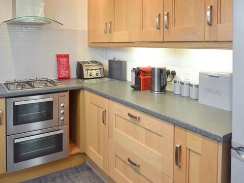 Fully equipped kitchen | Lyndhurst, Perranporth