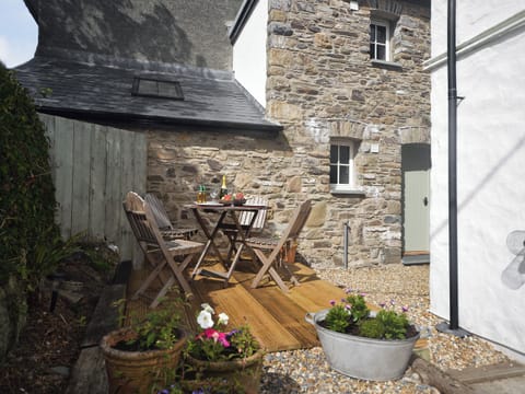 Sitting out area - rear | Little Roost, Mathry