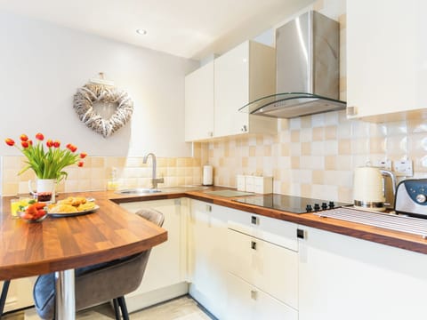 Breakfast bar dining area | Bwthyn Bach, Dyffryn Ardudwy, near Barmouth
