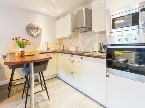 Well-equipped modern kitchen | Bwthyn Bach, Dyffryn Ardudwy, near Barmouth
