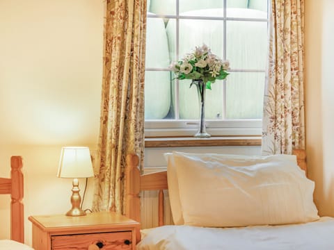 Twin bedroom | Leedale Cottage, Saltmarshe, near Howden