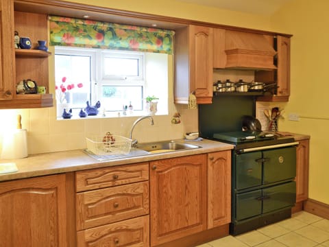 Kitchen with range cooker | Cae Bach Cottage, Dinas, Lleyn Peninsula
