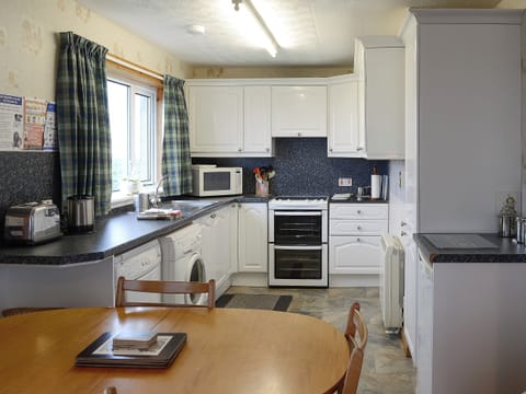 Well equipped kitchen/dining area | John O&rsquo; Groats - Horseman&rsquo;s Cottage - Watermill Cottages, John O&rsquo; Groats