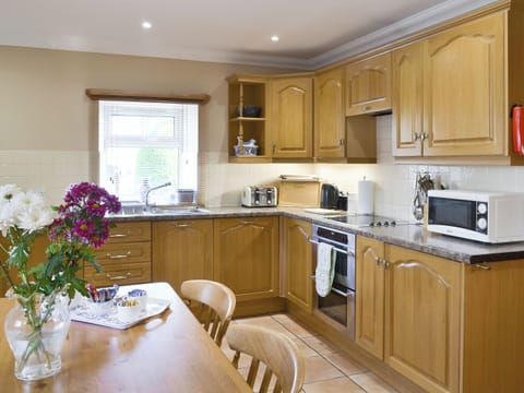 Well-equipped fitted kitchen | Ferguson - Warenford Cottages, Bamburgh