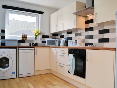 Lovely well-equipped fitted kitchen | Harbour View, Oban