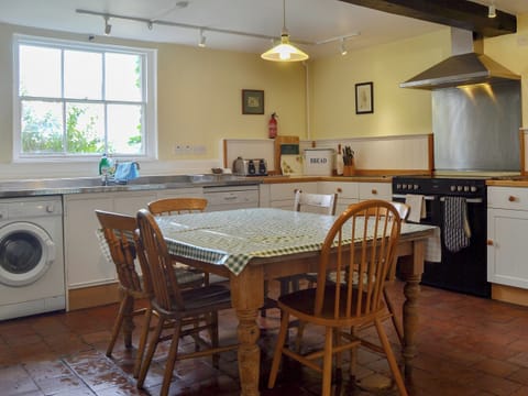 Well equipped farmhouse-style kitchen | Cronkhill Farmhouse, Attingham Park, near Shrewsbury