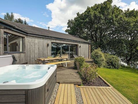 Hot tub in beautiful setting | Carsaig, Brig o&rsquo;Turk, near Callander