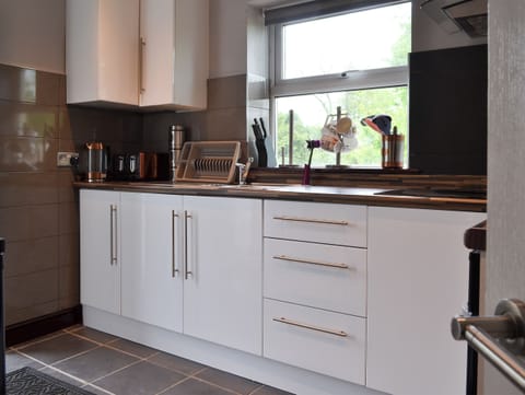 Kitchen | Hunter&rsquo;s Cottage - Llwyn Ffynnon, Y Ff&ocirc;r, near Pwllheli