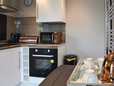 Kitchen | Hunter&rsquo;s Cottage - Llwyn Ffynnon, Y Ff&ocirc;r, near Pwllheli