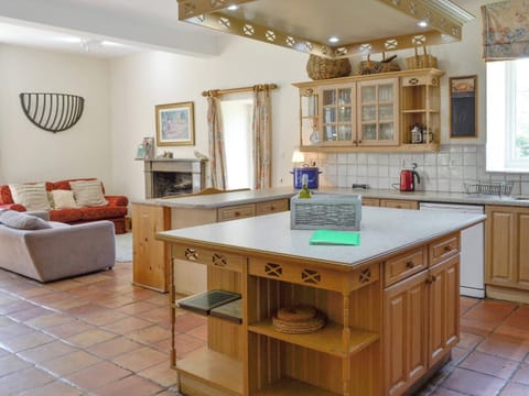 Fully appointed kitchen with &lsquo;island&rsquo; | Crogen Coach House, Bala